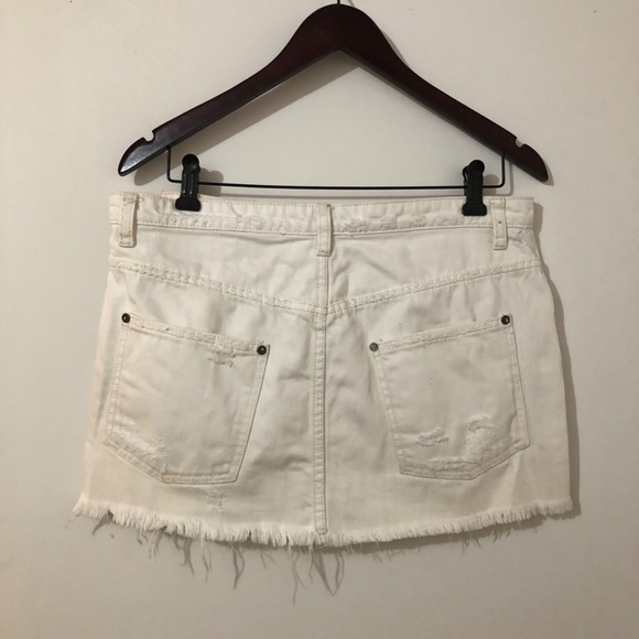 Free People Cute to Boot Skirt/ Size: 10 (fits more like an 8)/ Colour: White - Picture 4 of 5